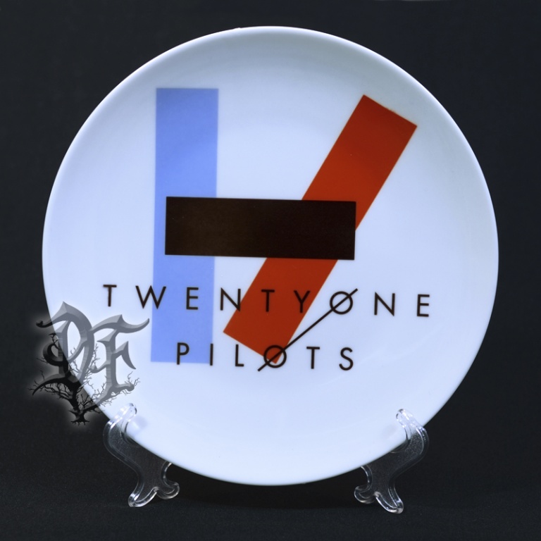 Тарелка Twenty One Pilots логотип